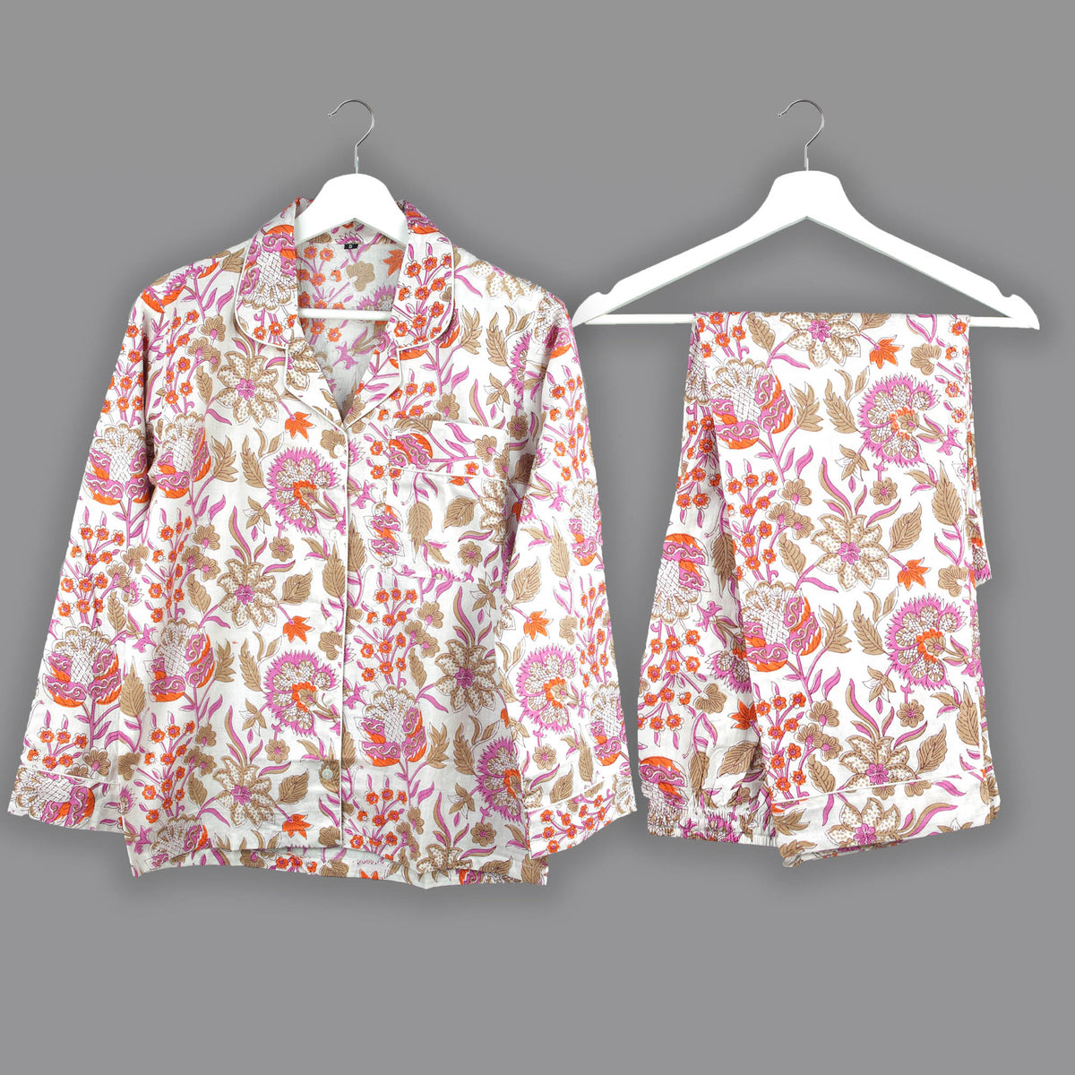 Langes bläulich-graues Pyjama-Set mit rosafarbenem Blumen-Blockdruck-Design