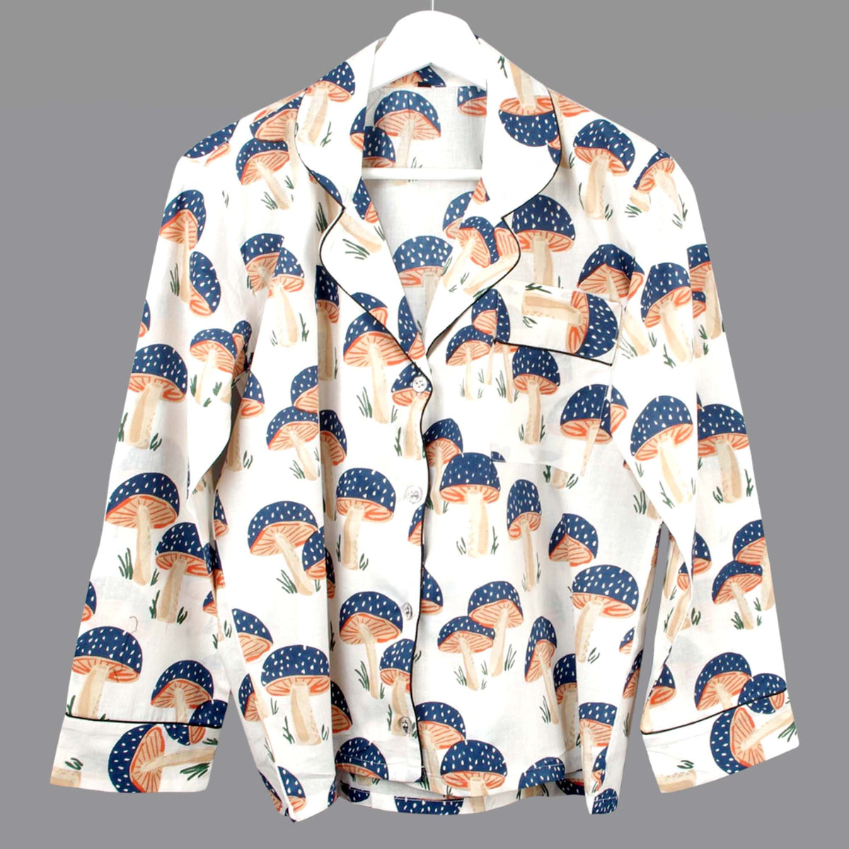 Langes bläulich-graues Pyjama-Set mit rosafarbenem Blumen-Blockdruck-Design