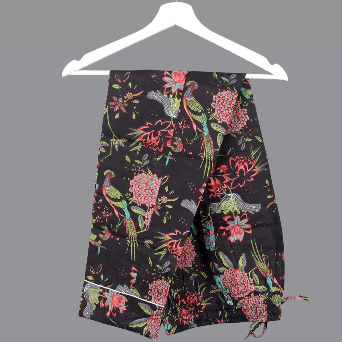 Langes bläulich-graues Pyjama-Set mit rosafarbenem Blumen-Blockdruck-Design