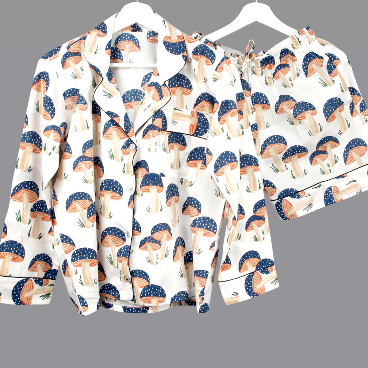 Langes bläulich-graues Pyjama-Set mit rosafarbenem Blumen-Blockdruck-Design