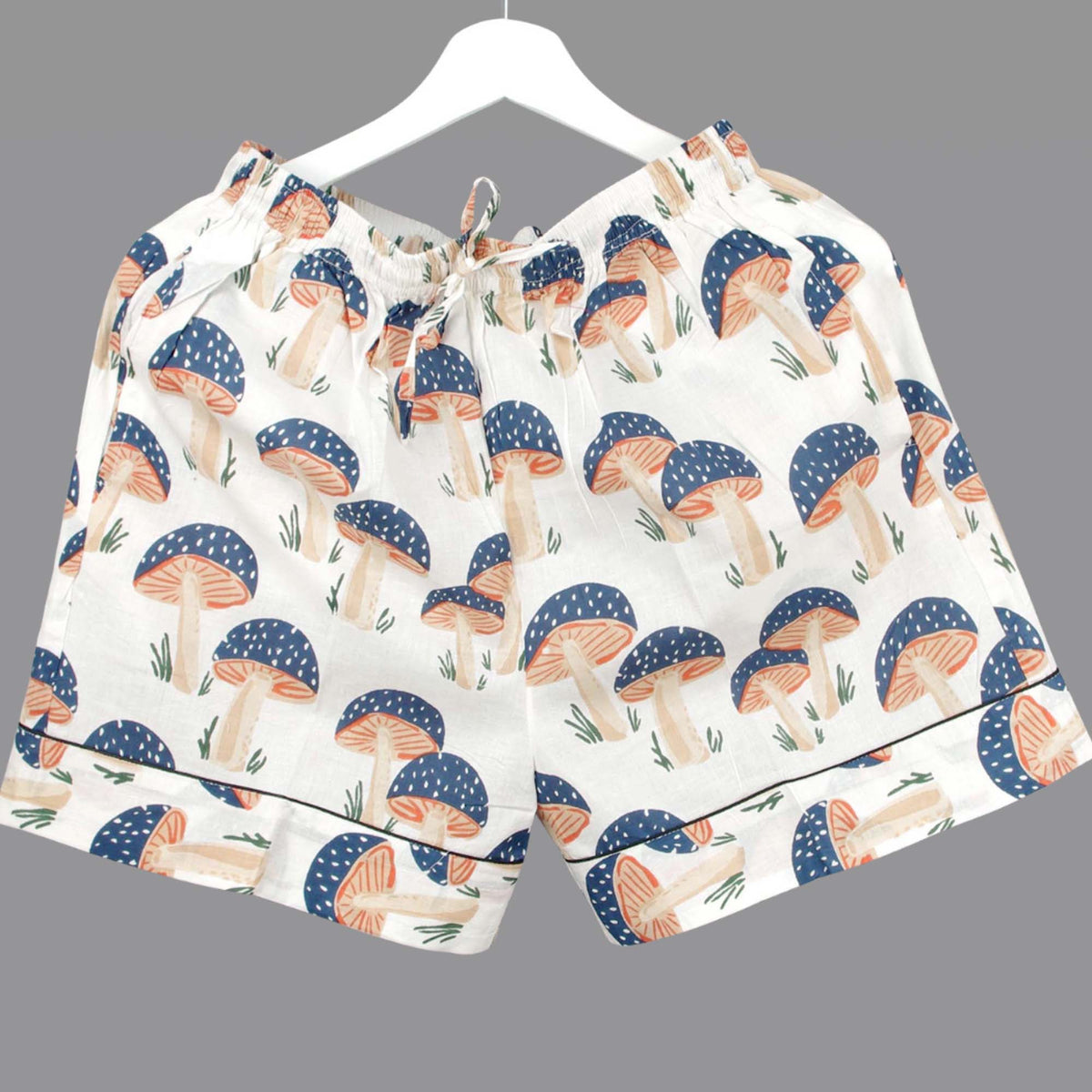 Langes bläulich-graues Pyjama-Set mit rosafarbenem Blumen-Blockdruck-Design