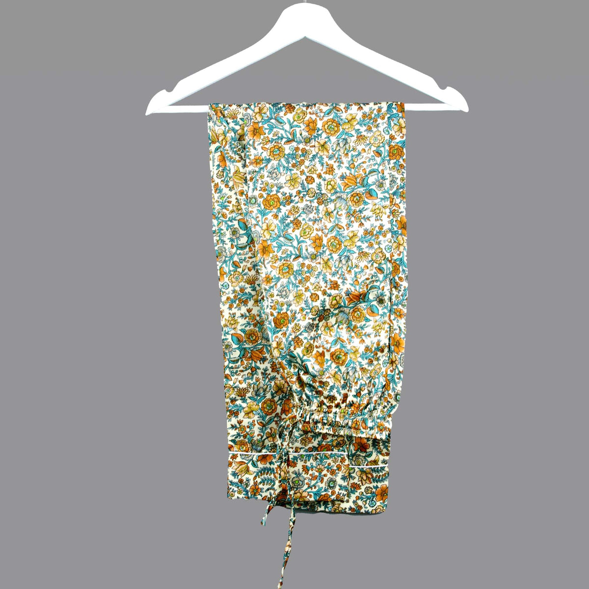 Langes bläulich-graues Pyjama-Set mit rosafarbenem Blumen-Blockdruck-Design