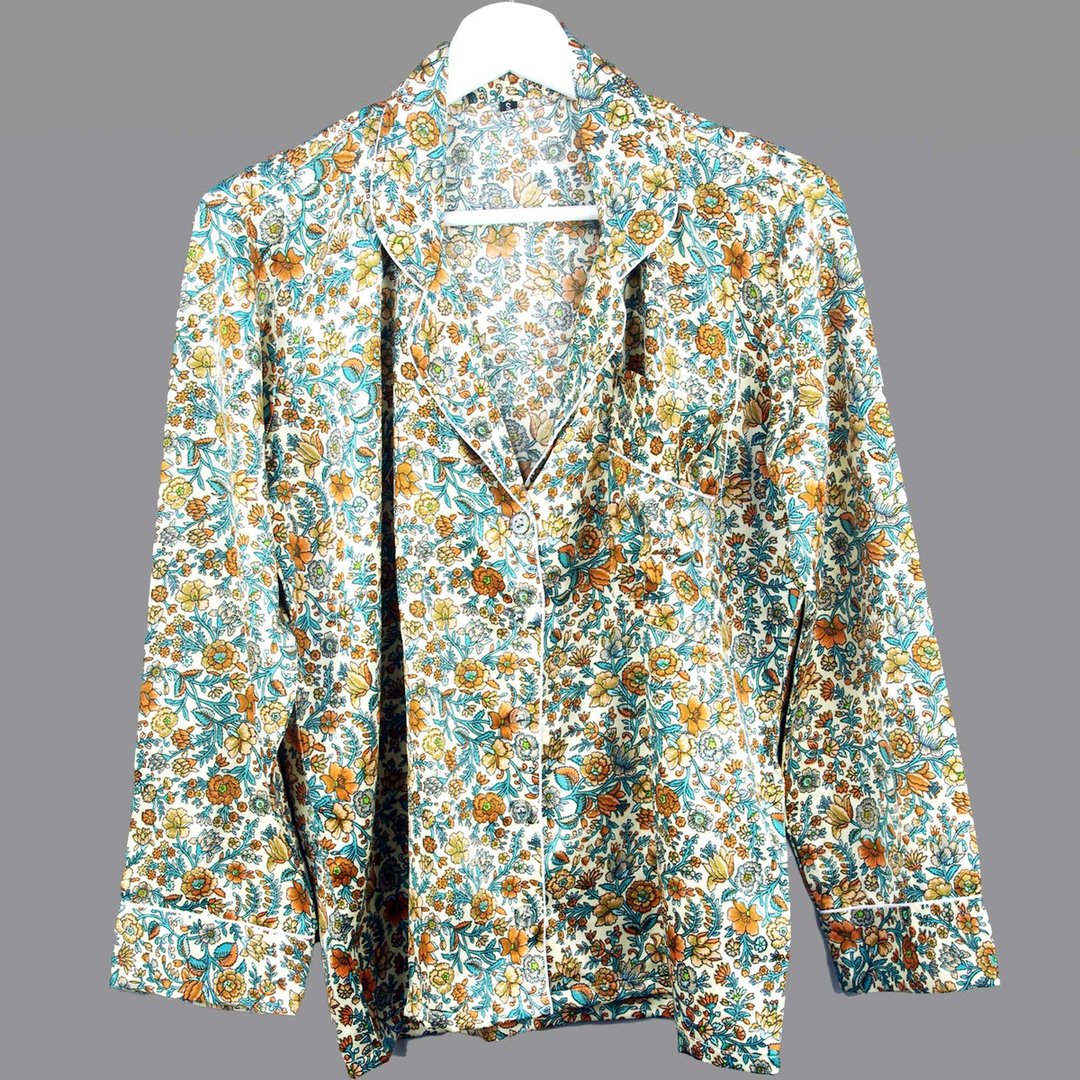 Langes bläulich-graues Pyjama-Set mit rosafarbenem Blumen-Blockdruck-Design