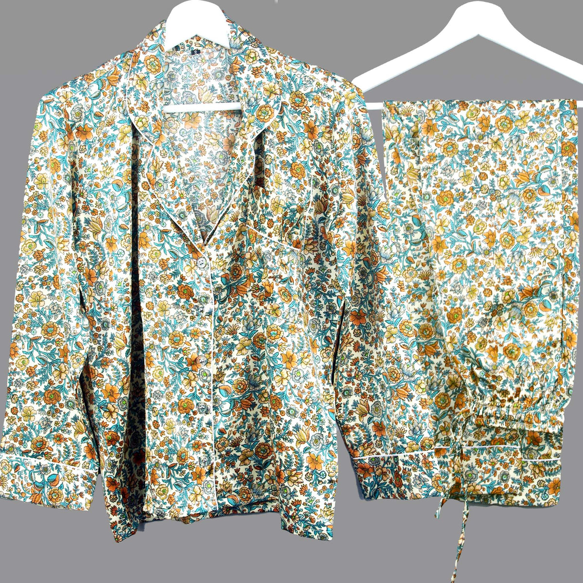 Langes bläulich-graues Pyjama-Set mit rosafarbenem Blumen-Blockdruck-Design