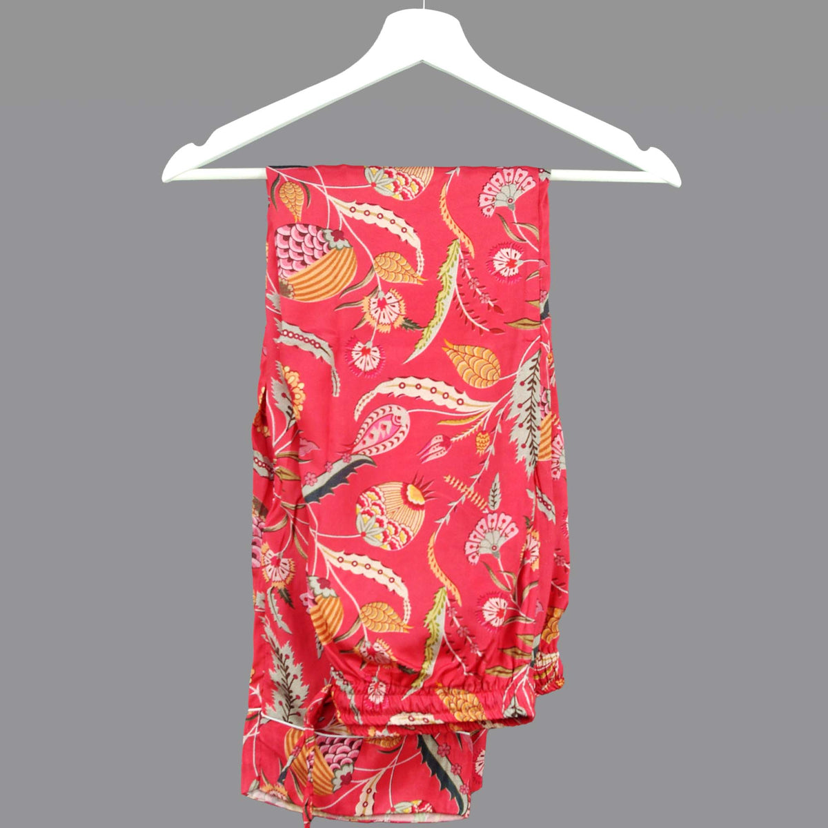 Langes bläulich-graues Pyjama-Set mit rosafarbenem Blumen-Blockdruck-Design