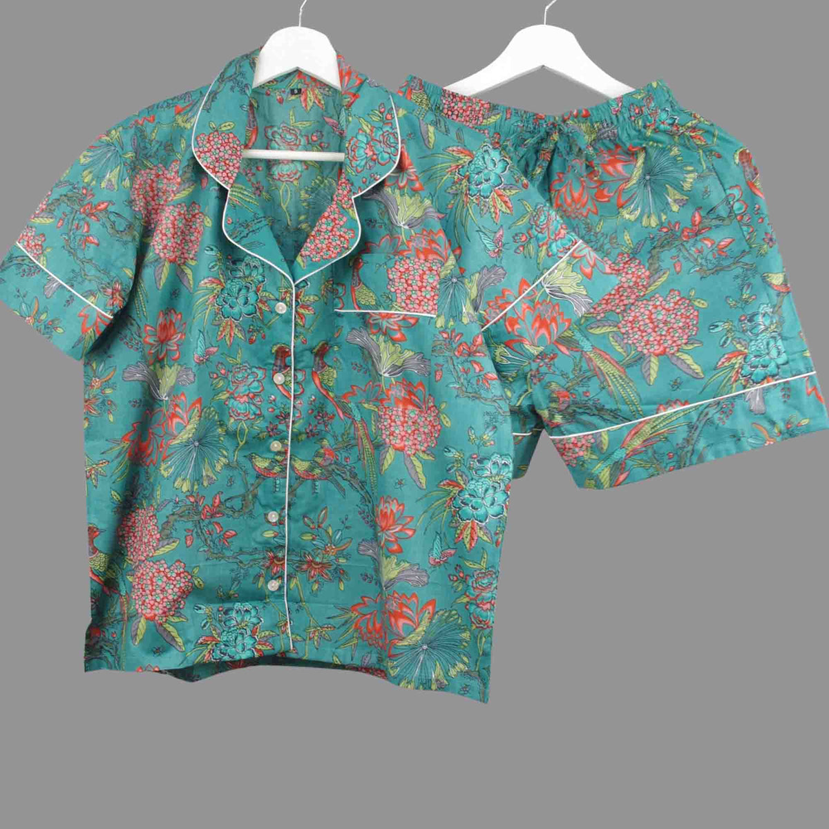 Langes bläulich-graues Pyjama-Set mit rosafarbenem Blumen-Blockdruck-Design