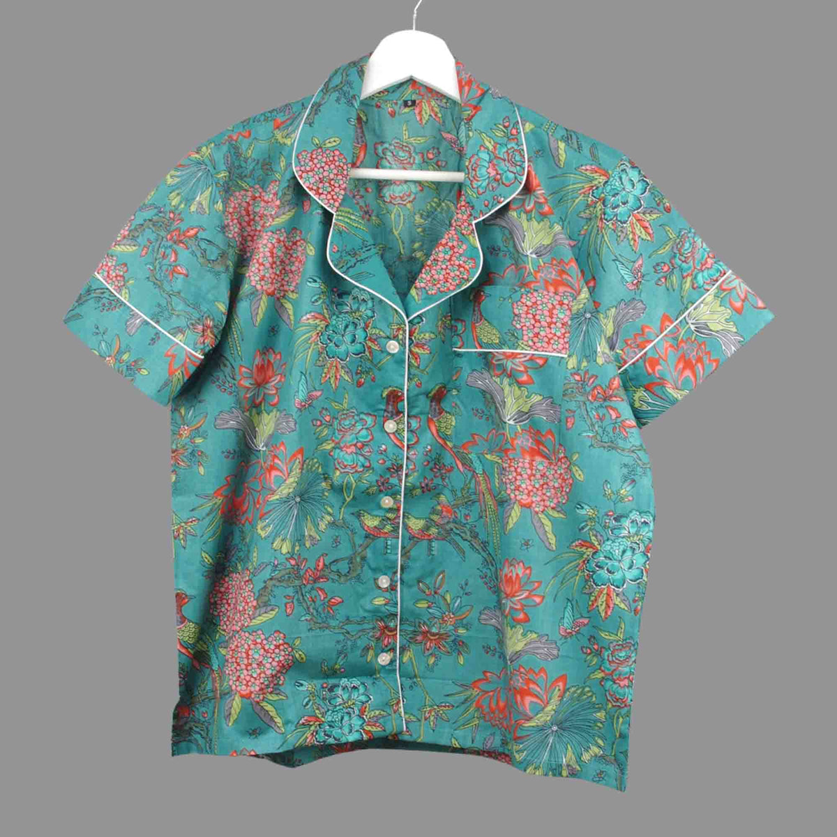 Langes bläulich-graues Pyjama-Set mit rosafarbenem Blumen-Blockdruck-Design