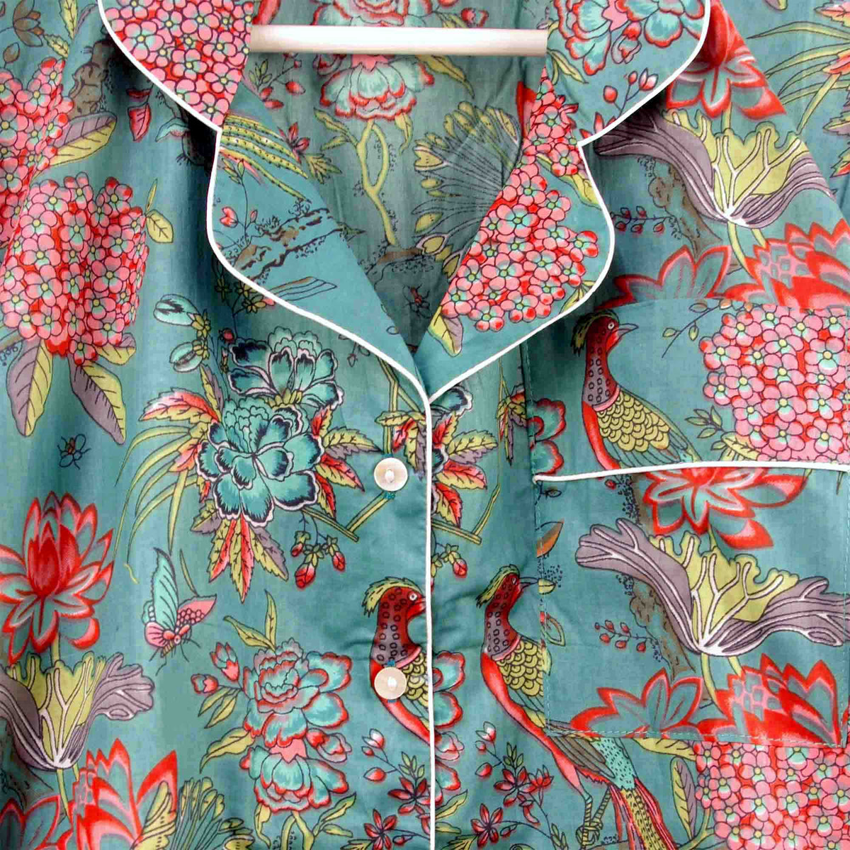 Langes bläulich-graues Pyjama-Set mit rosafarbenem Blumen-Blockdruck-Design