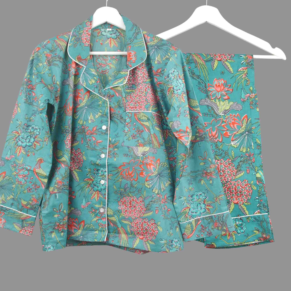 Langes bläulich-graues Pyjama-Set mit rosafarbenem Blumen-Blockdruck-Design