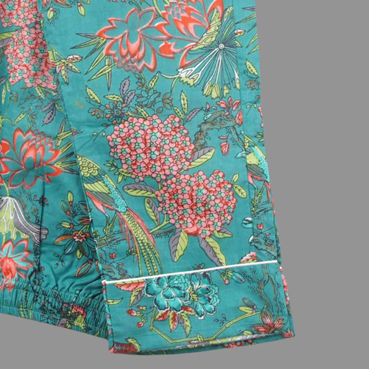 Langes bläulich-graues Pyjama-Set mit rosafarbenem Blumen-Blockdruck-Design