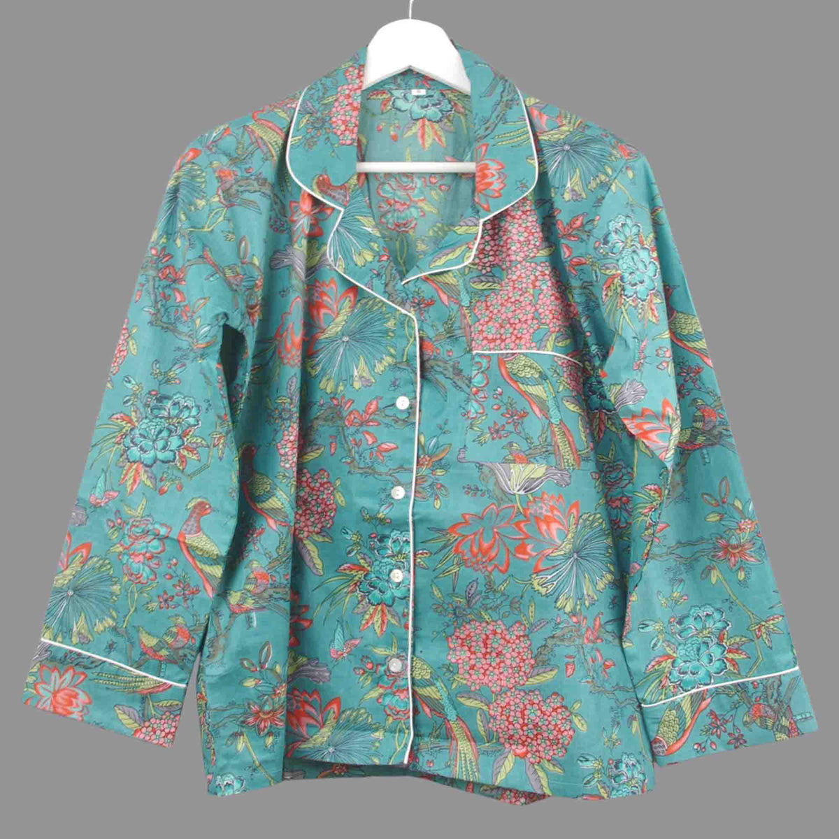 Langes bläulich-graues Pyjama-Set mit rosafarbenem Blumen-Blockdruck-Design