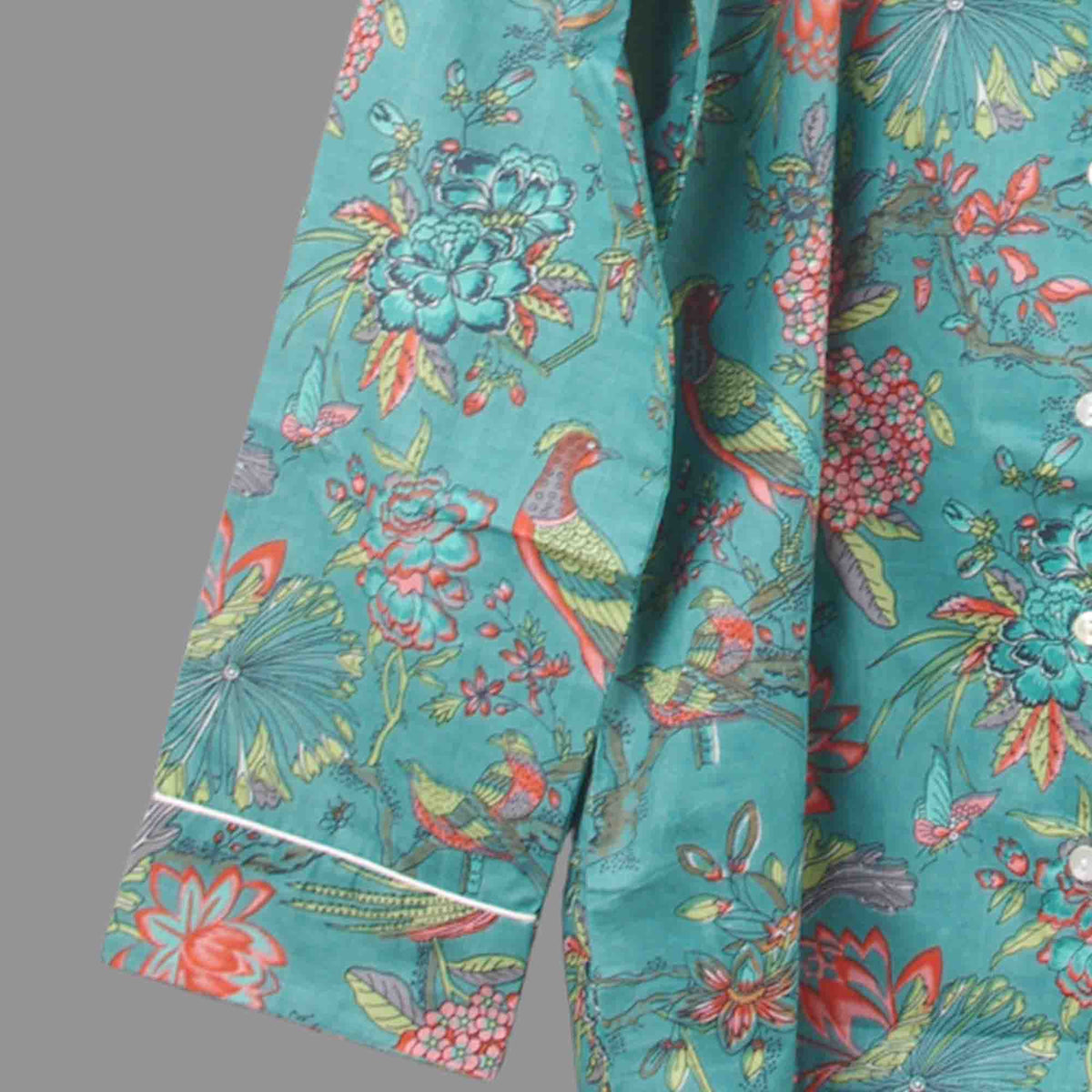 Langes bläulich-graues Pyjama-Set mit rosafarbenem Blumen-Blockdruck-Design