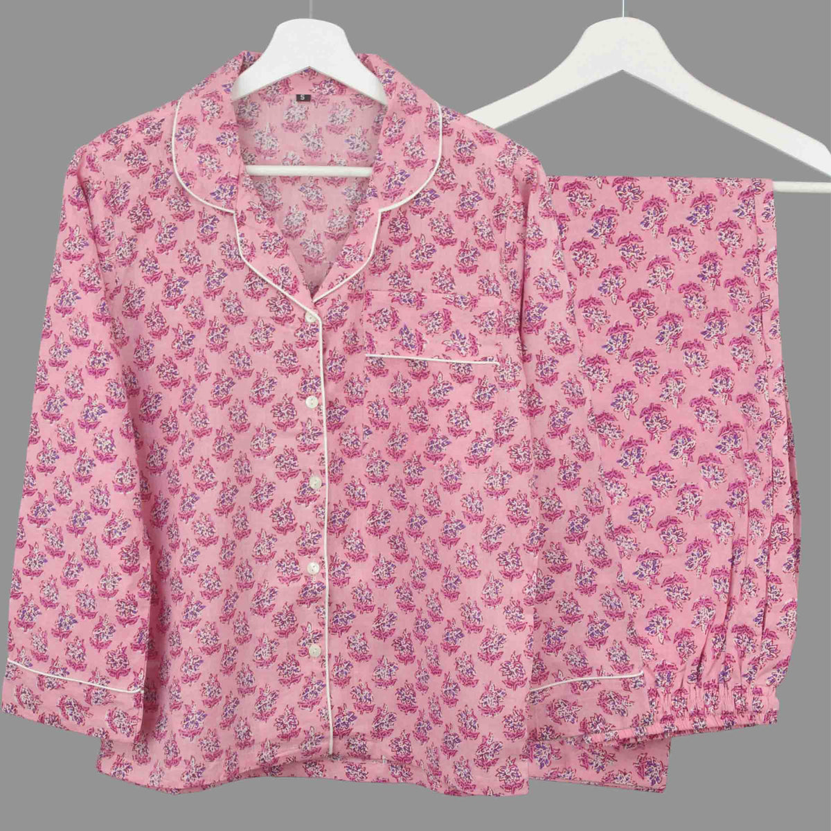 Langes bläulich-graues Pyjama-Set mit rosafarbenem Blumen-Blockdruck-Design