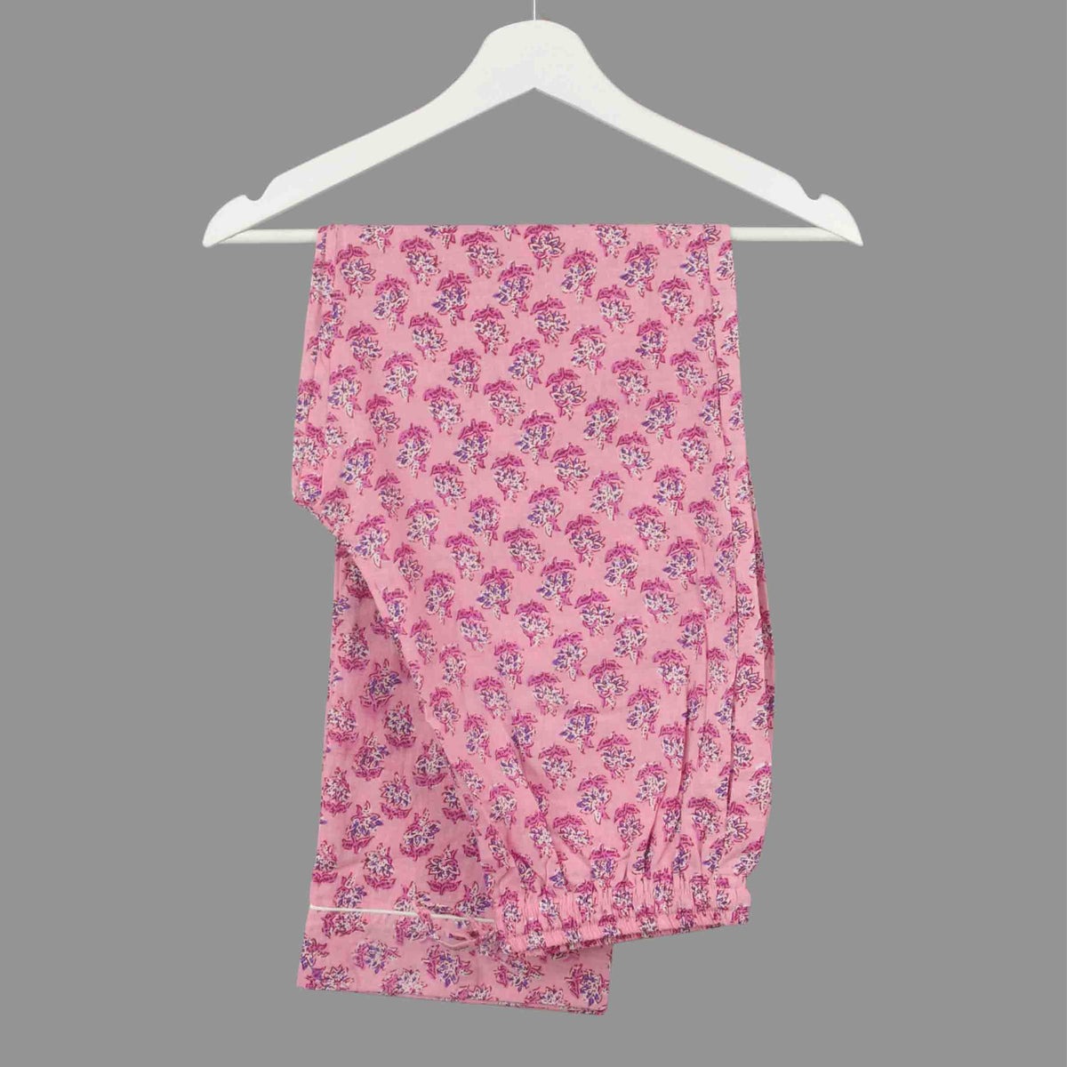 Langes bläulich-graues Pyjama-Set mit rosafarbenem Blumen-Blockdruck-Design