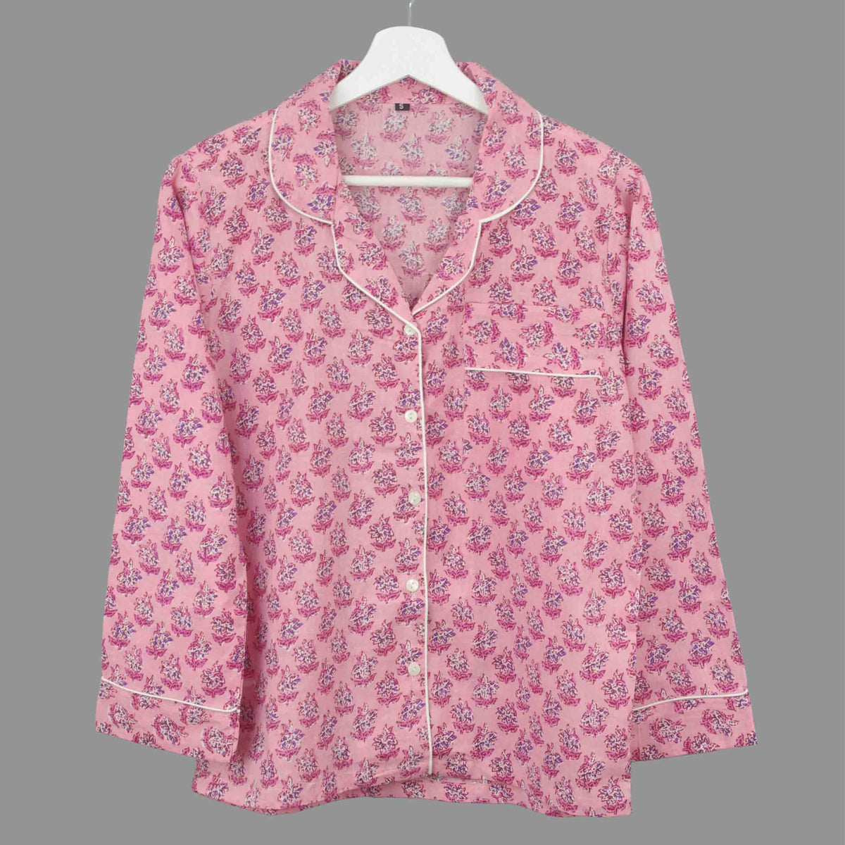 Langes bläulich-graues Pyjama-Set mit rosafarbenem Blumen-Blockdruck-Design
