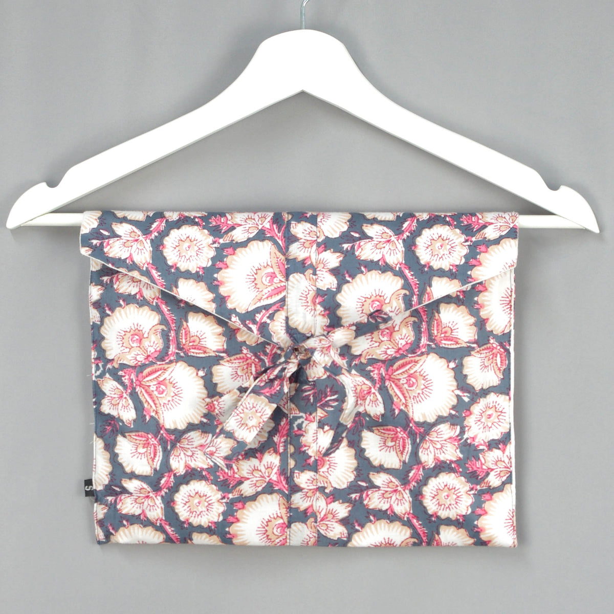 Langes bläulich-graues Pyjama-Set mit rosafarbenem Blumen-Blockdruck-Design