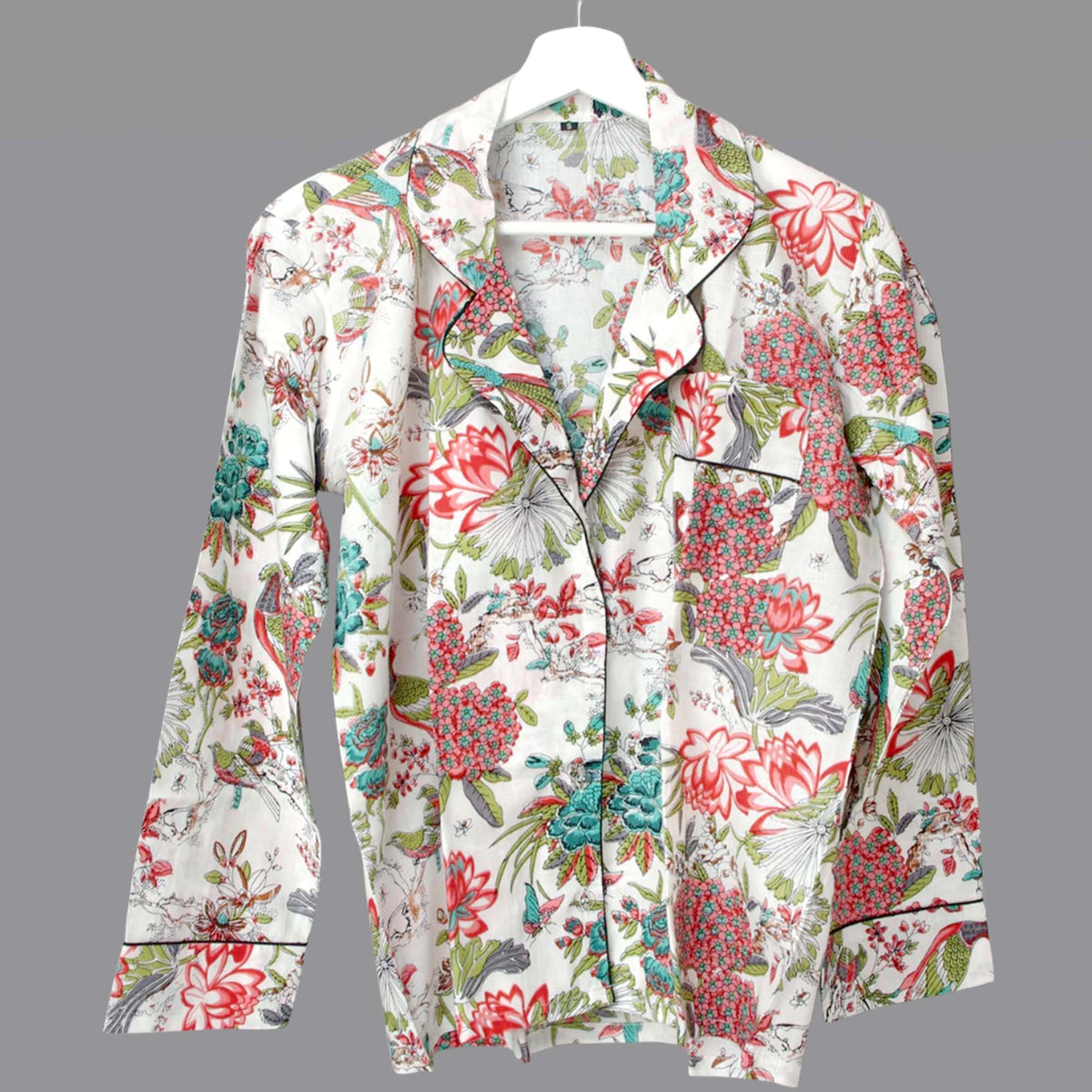 Langes bläulich-graues Pyjama-Set mit rosafarbenem Blumen-Blockdruck-Design