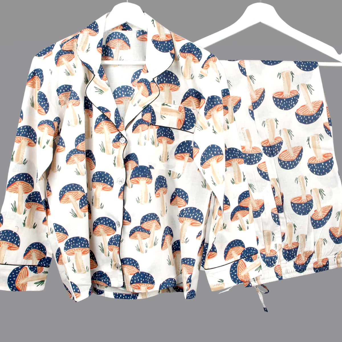 Langes bläulich-graues Pyjama-Set mit rosafarbenem Blumen-Blockdruck-Design