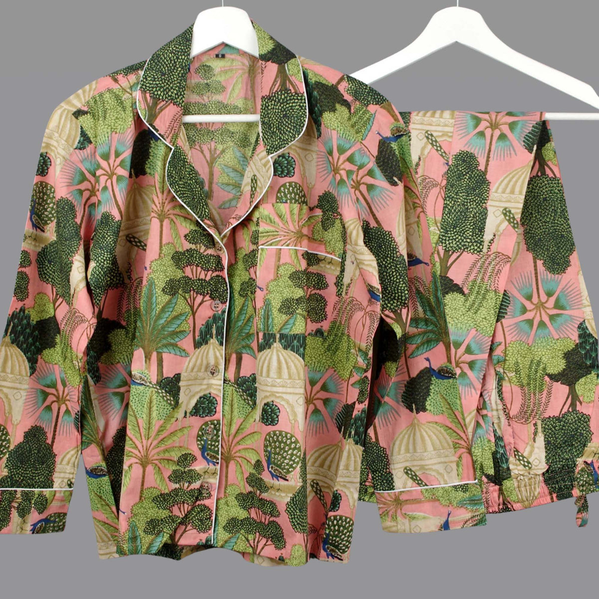 Langes bläulich-graues Pyjama-Set mit rosafarbenem Blumen-Blockdruck-Design