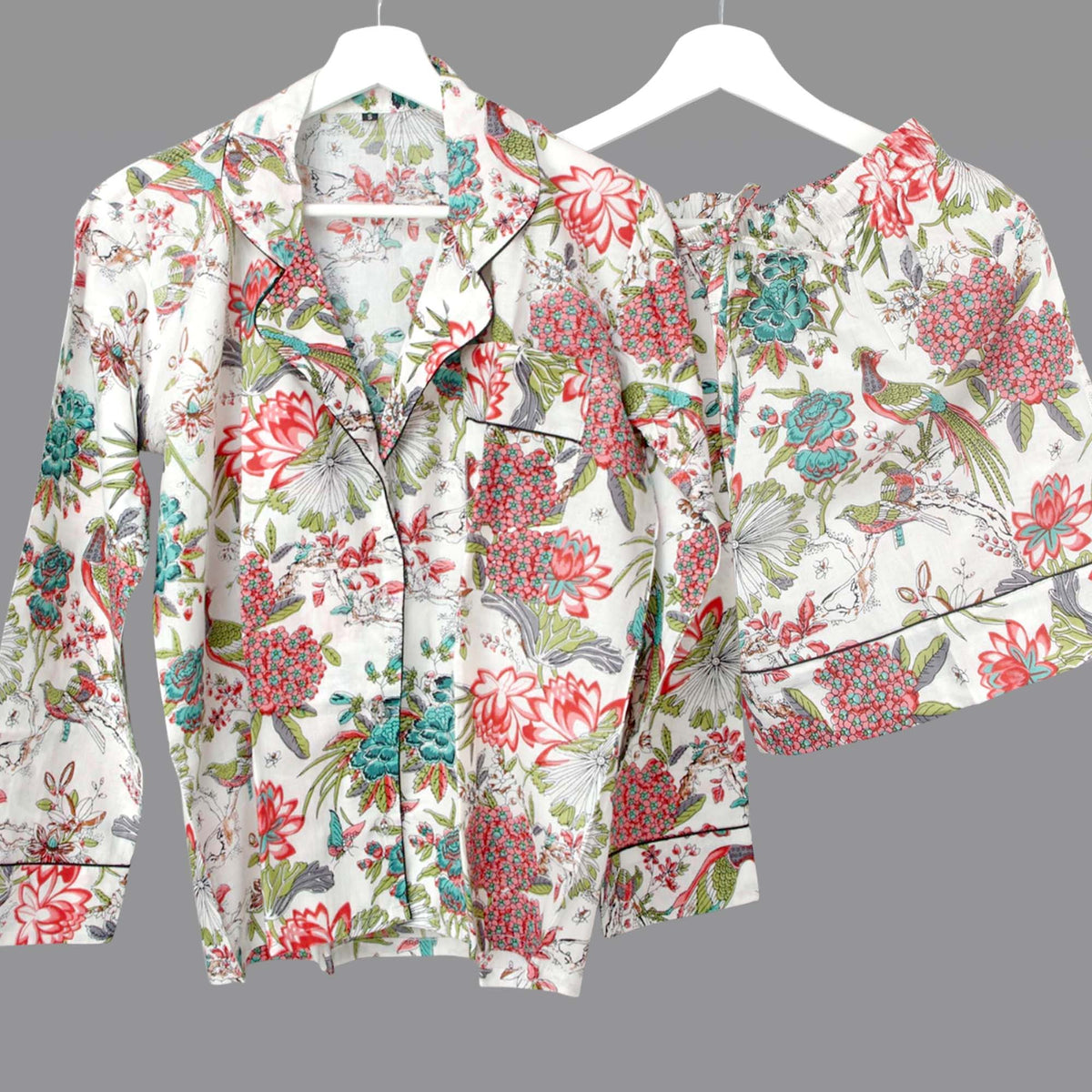 Langes bläulich-graues Pyjama-Set mit rosafarbenem Blumen-Blockdruck-Design