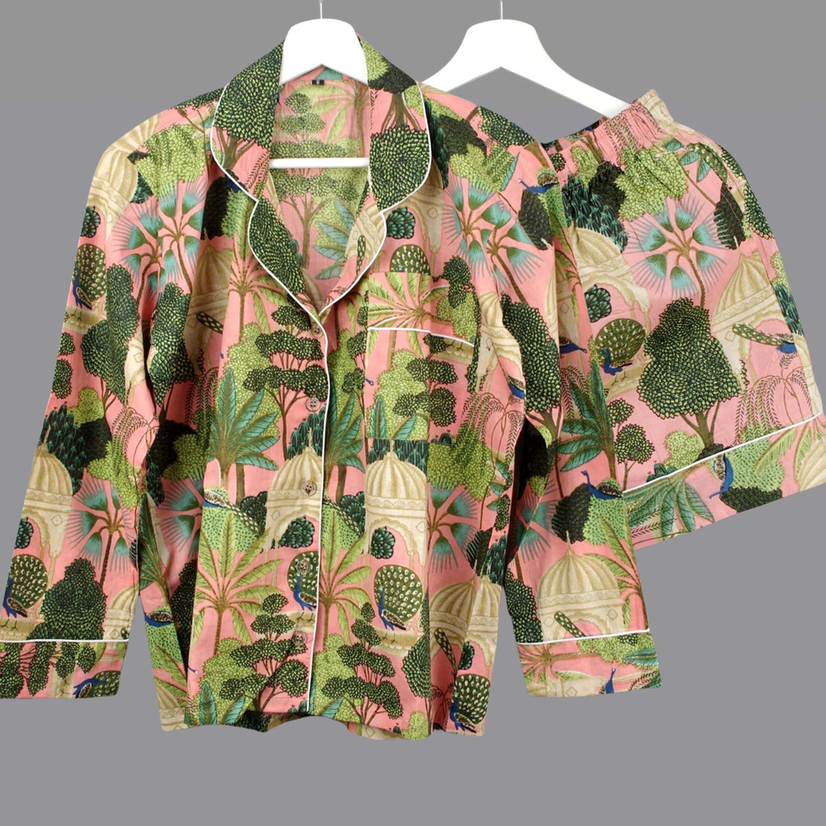Langes bläulich-graues Pyjama-Set mit rosafarbenem Blumen-Blockdruck-Design
