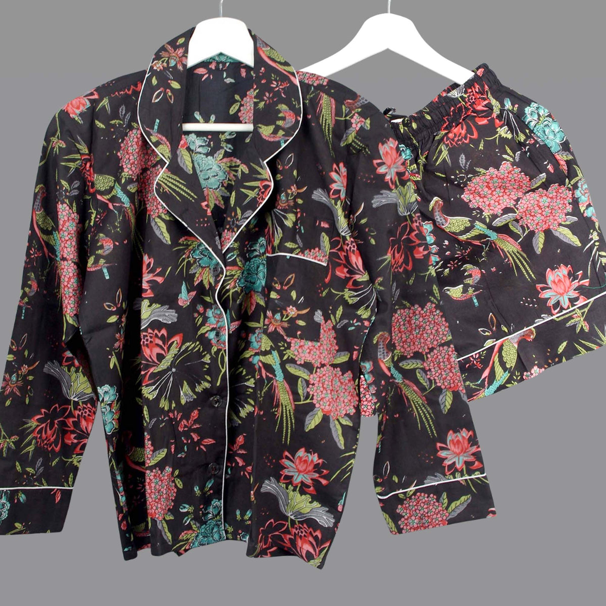 Langes bläulich-graues Pyjama-Set mit rosafarbenem Blumen-Blockdruck-Design