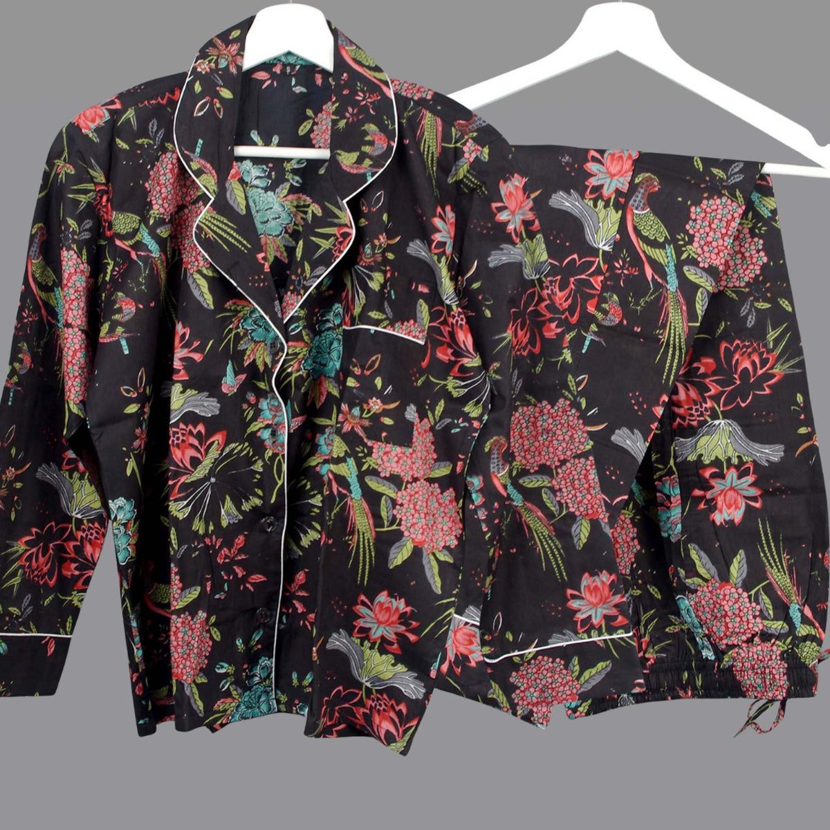 Langes bläulich-graues Pyjama-Set mit rosafarbenem Blumen-Blockdruck-Design