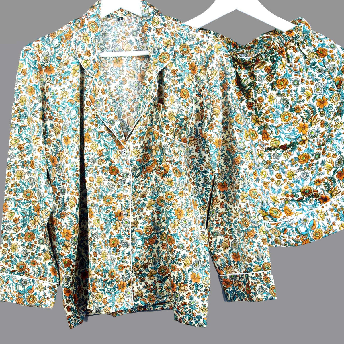 Langes bläulich-graues Pyjama-Set mit rosafarbenem Blumen-Blockdruck-Design