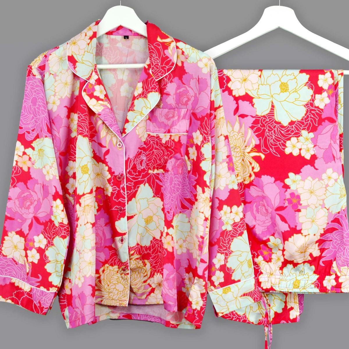 Langes bläulich-graues Pyjama-Set mit rosafarbenem Blumen-Blockdruck-Design