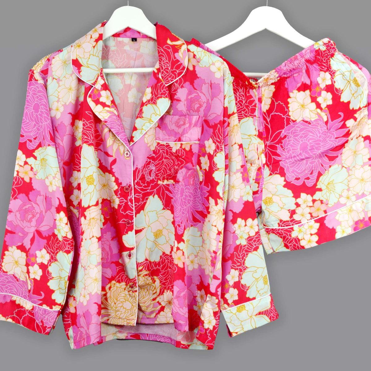 Langes bläulich-graues Pyjama-Set mit rosafarbenem Blumen-Blockdruck-Design
