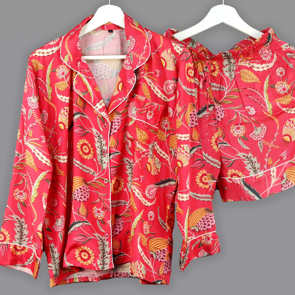 Langes bläulich-graues Pyjama-Set mit rosafarbenem Blumen-Blockdruck-Design