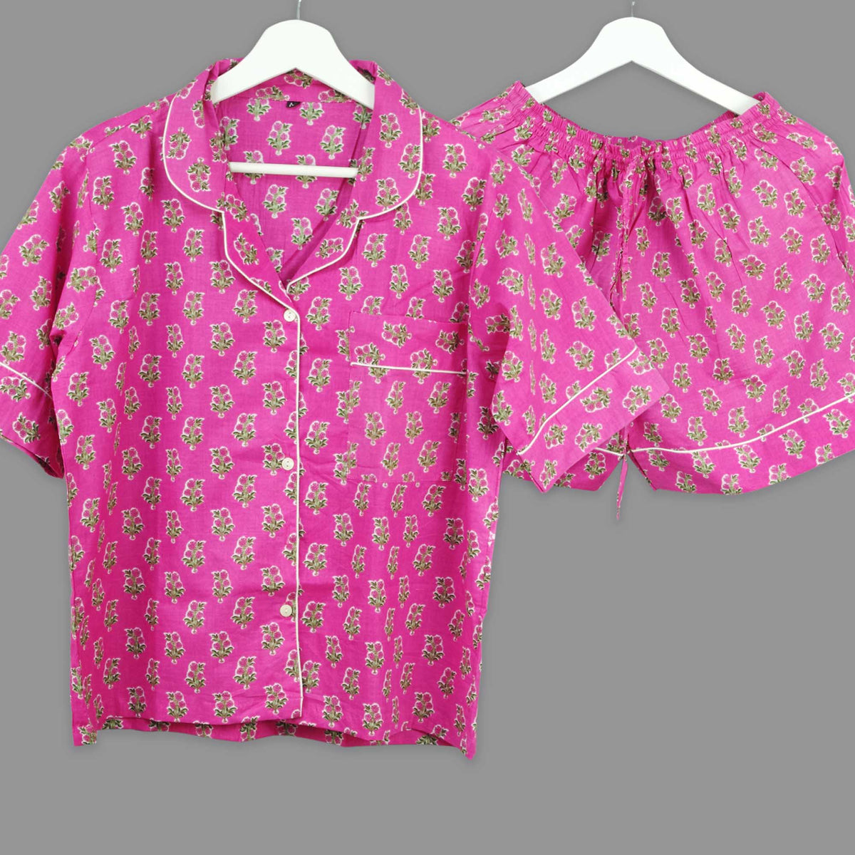 Langes bläulich-graues Pyjama-Set mit rosafarbenem Blumen-Blockdruck-Design