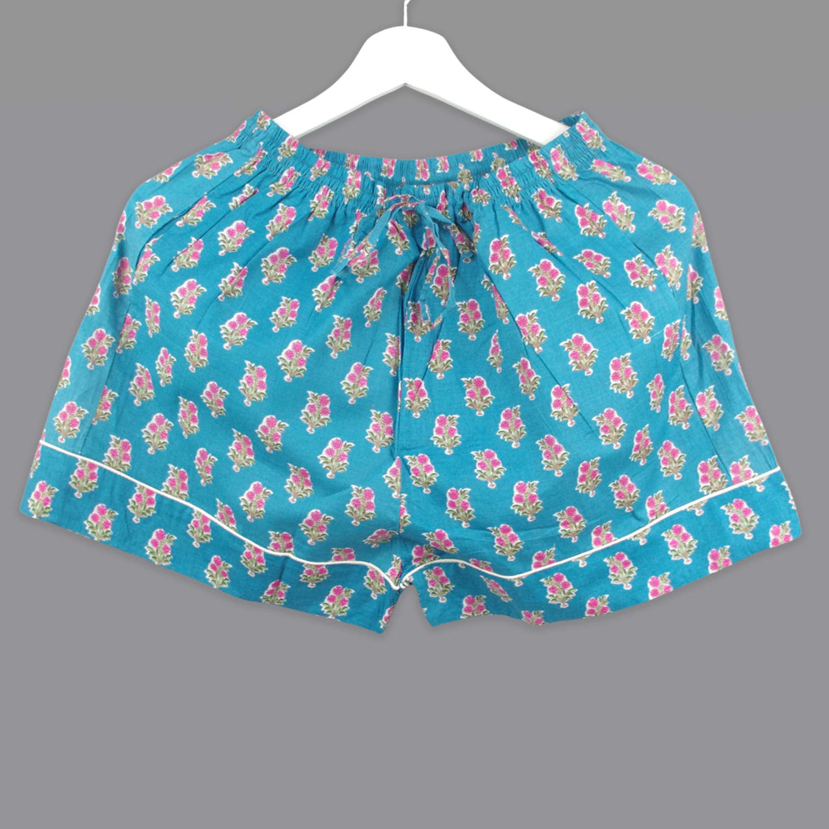 Langes bläulich-graues Pyjama-Set mit rosafarbenem Blumen-Blockdruck-Design