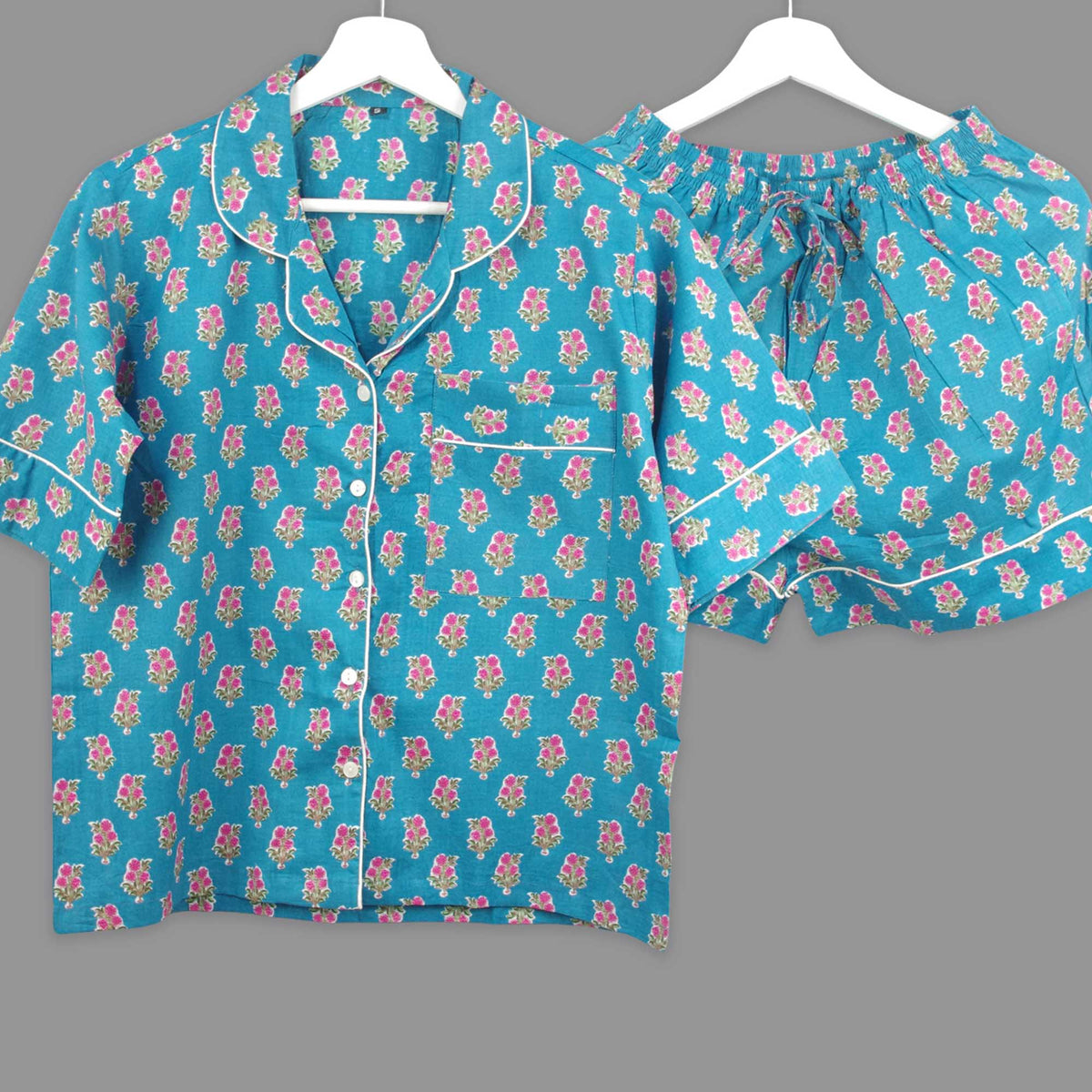 Langes bläulich-graues Pyjama-Set mit rosafarbenem Blumen-Blockdruck-Design