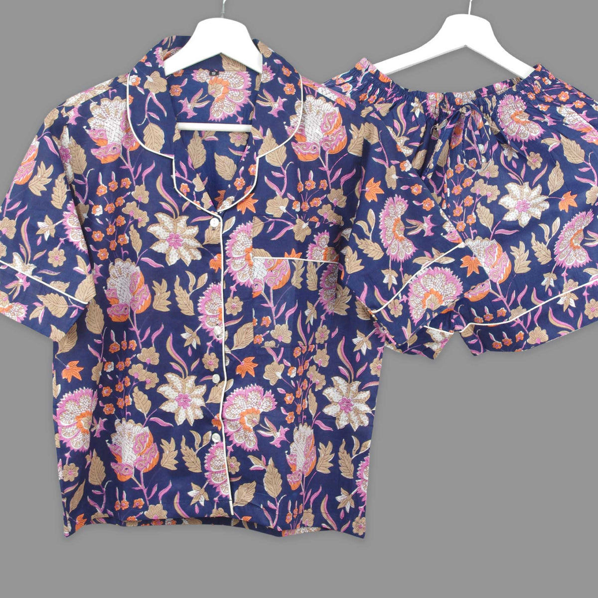 Langes bläulich-graues Pyjama-Set mit rosafarbenem Blumen-Blockdruck-Design