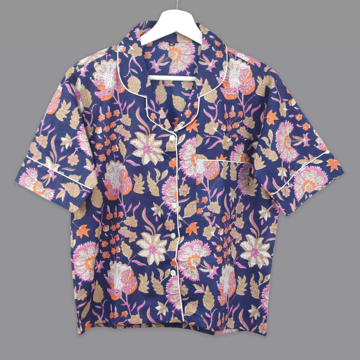 Langes bläulich-graues Pyjama-Set mit rosafarbenem Blumen-Blockdruck-Design