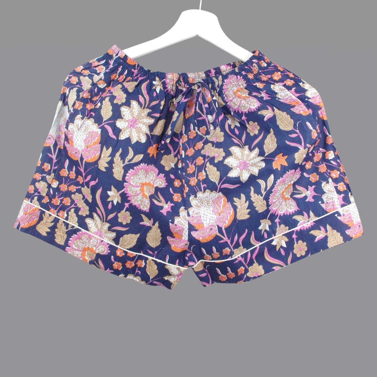 Langes bläulich-graues Pyjama-Set mit rosafarbenem Blumen-Blockdruck-Design