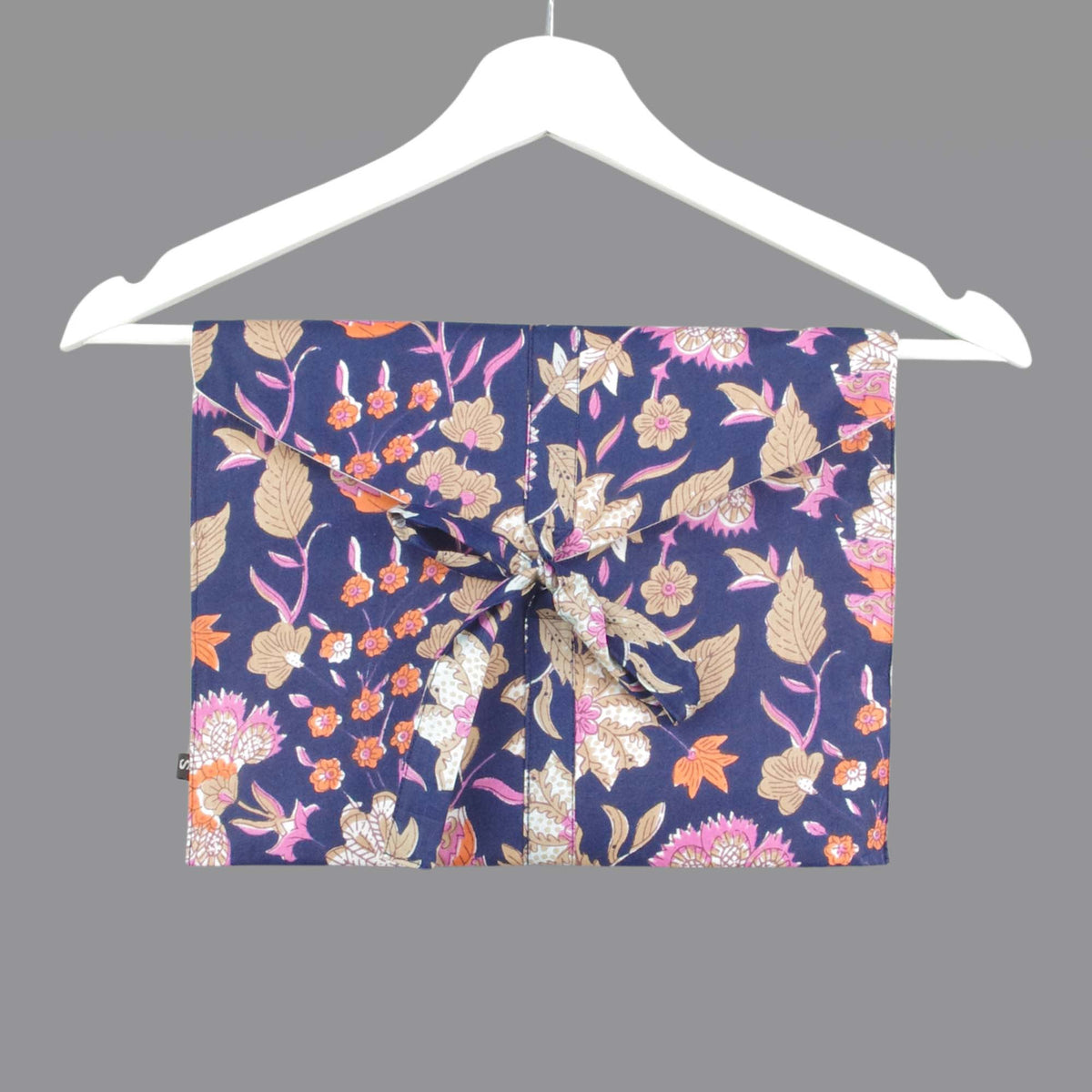 Langes bläulich-graues Pyjama-Set mit rosafarbenem Blumen-Blockdruck-Design