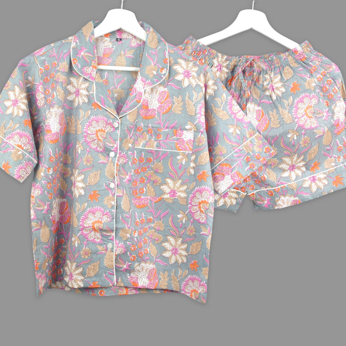 Langes bläulich-graues Pyjama-Set mit rosafarbenem Blumen-Blockdruck-Design