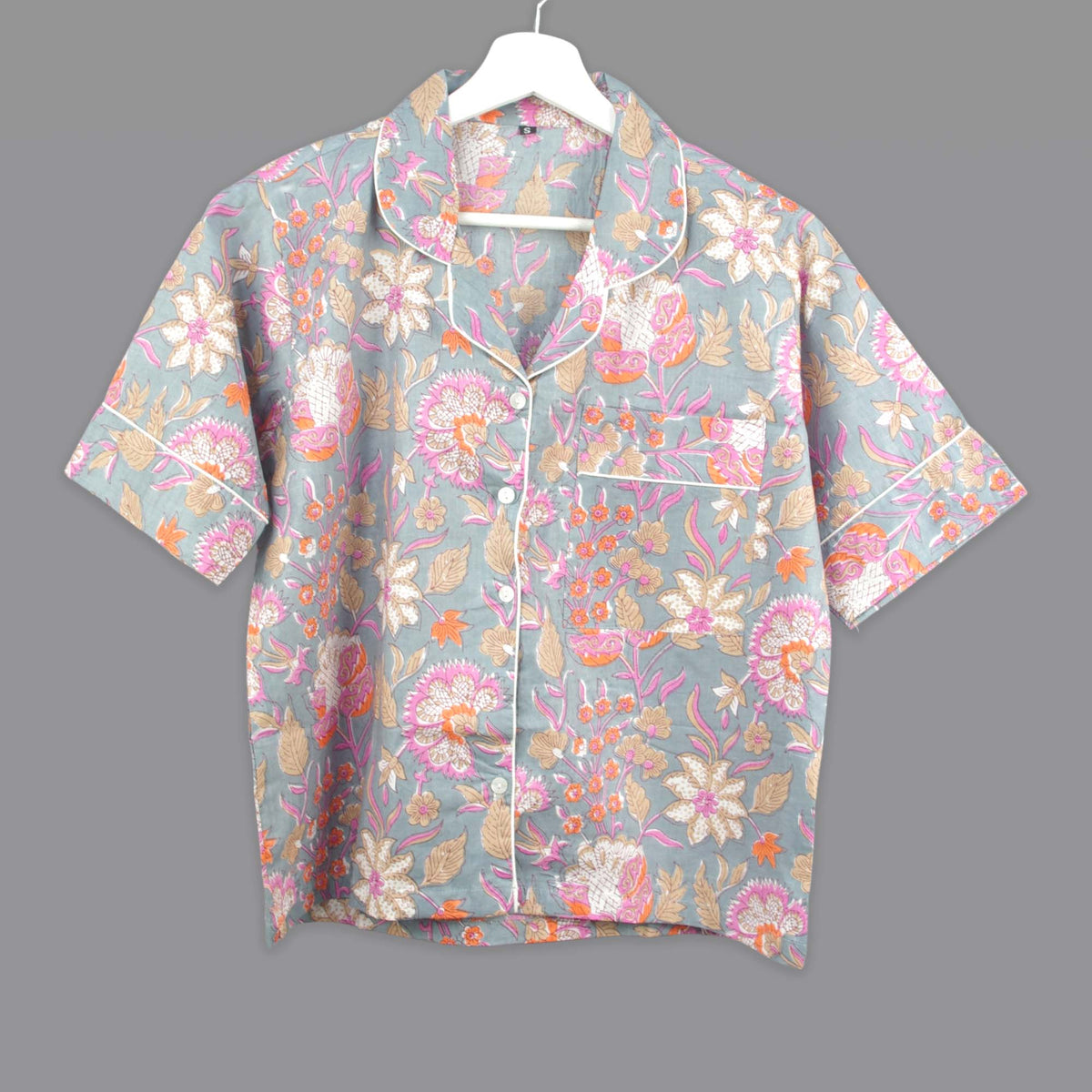 Langes bläulich-graues Pyjama-Set mit rosafarbenem Blumen-Blockdruck-Design