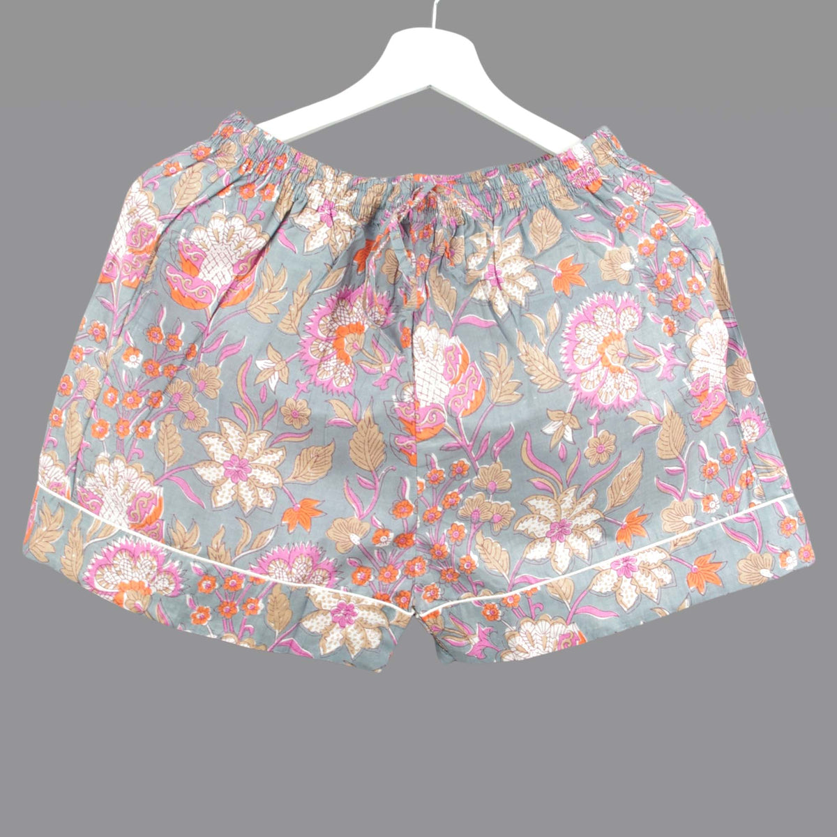 Langes bläulich-graues Pyjama-Set mit rosafarbenem Blumen-Blockdruck-Design