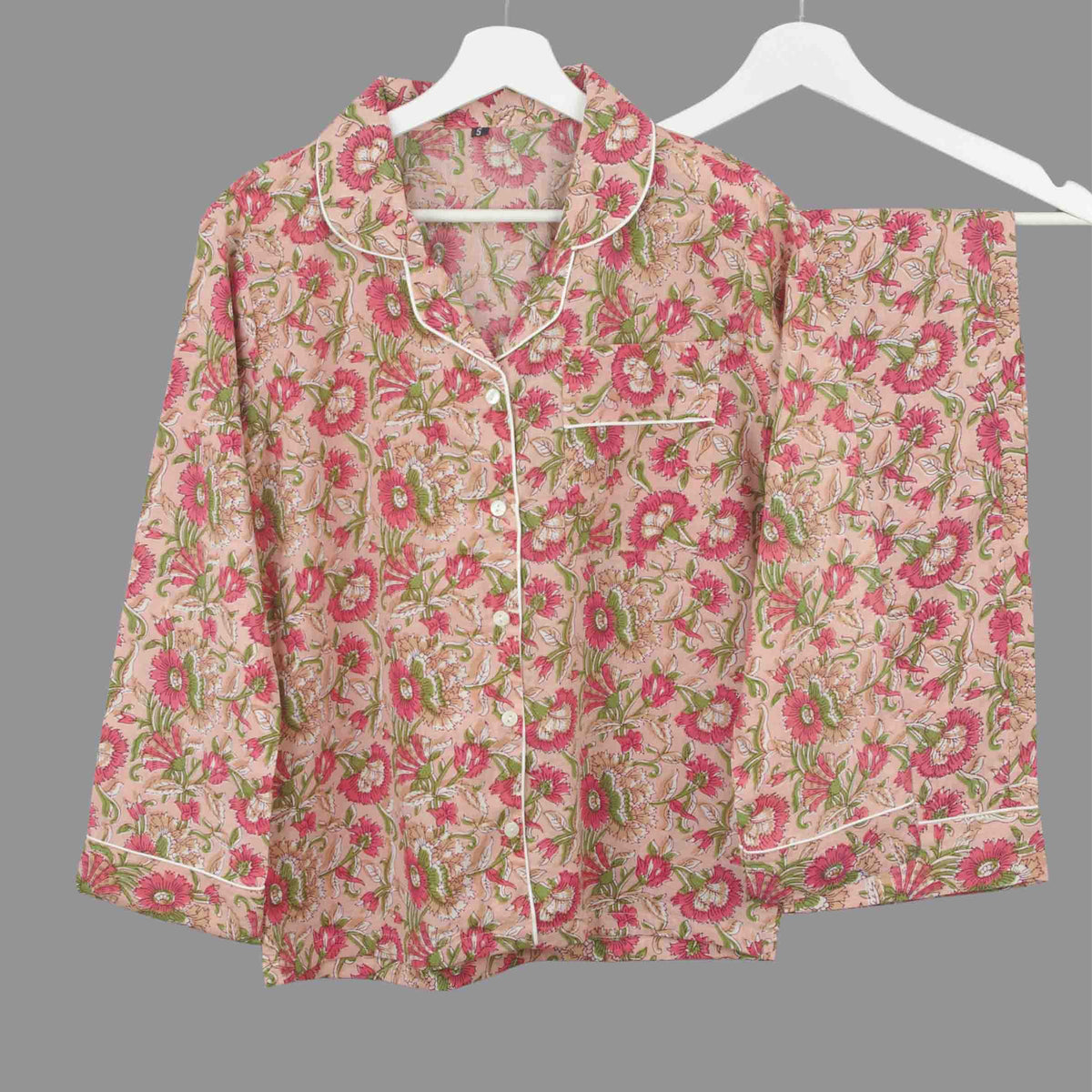 Langes bläulich-graues Pyjama-Set mit rosafarbenem Blumen-Blockdruck-Design