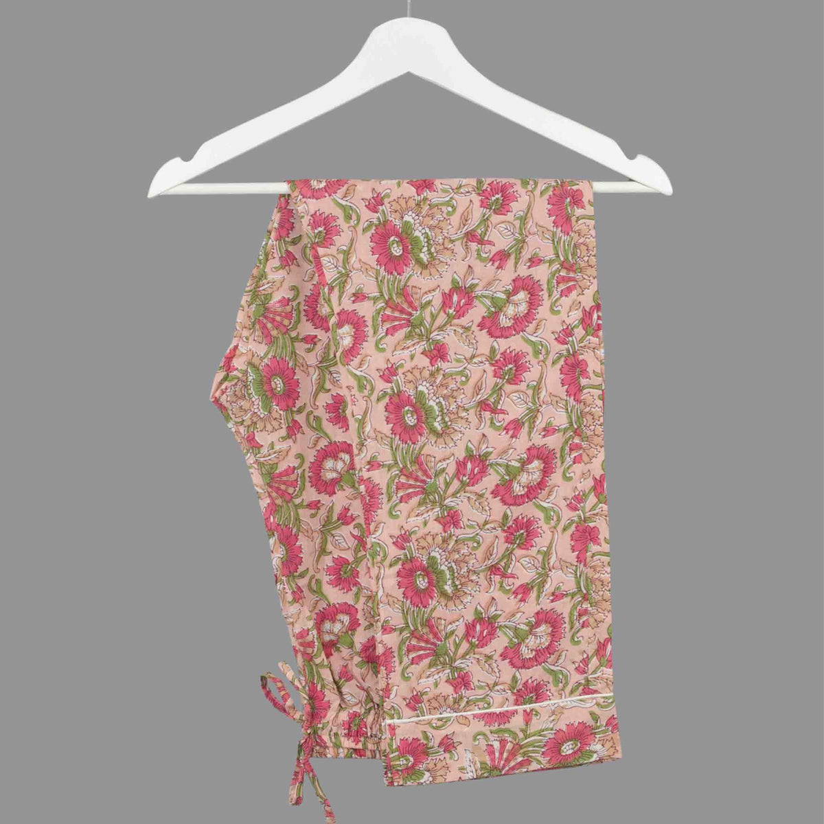 Langes bläulich-graues Pyjama-Set mit rosafarbenem Blumen-Blockdruck-Design