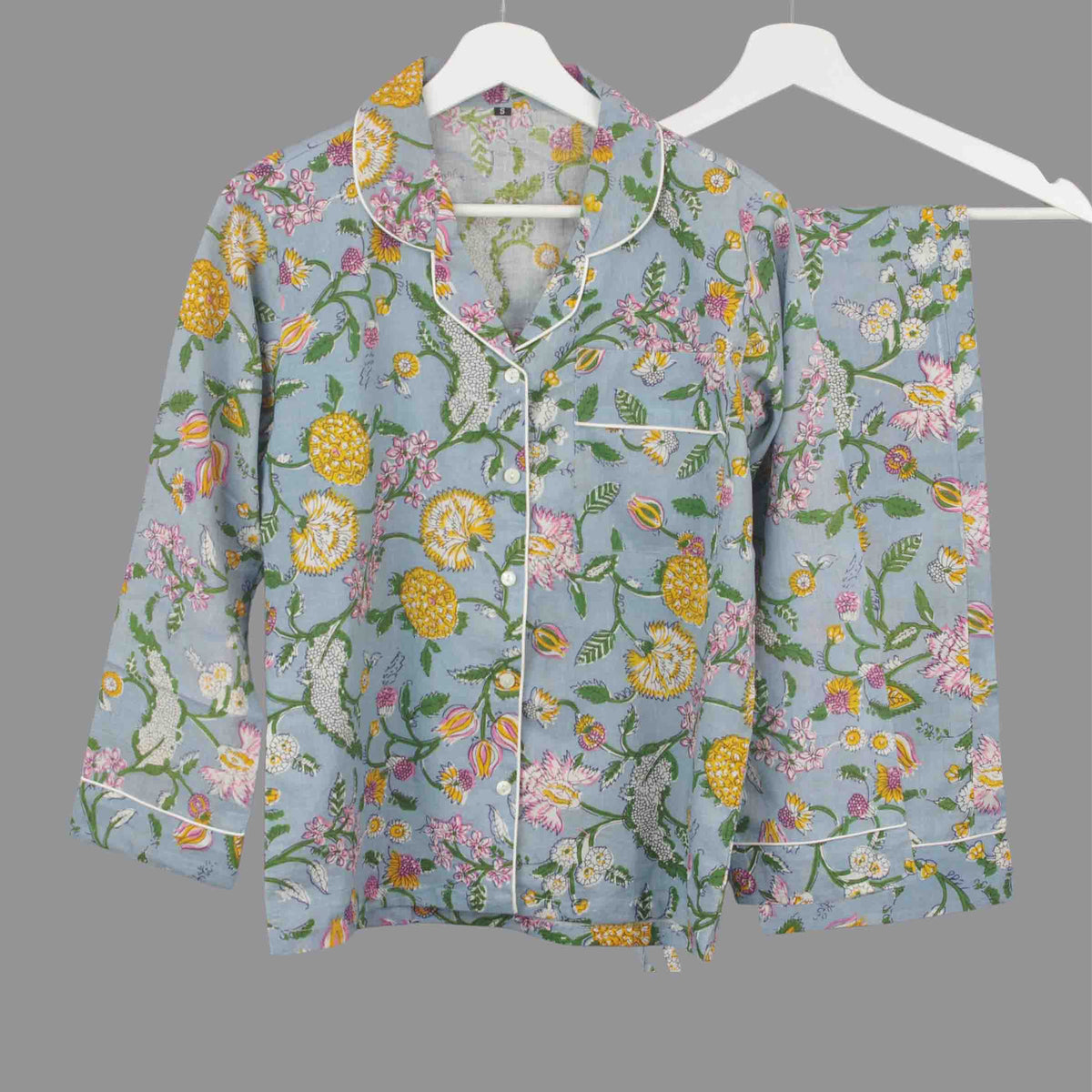 Langes bläulich-graues Pyjama-Set mit rosafarbenem Blumen-Blockdruck-Design
