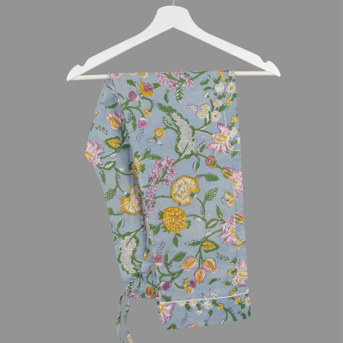 Langes bläulich-graues Pyjama-Set mit rosafarbenem Blumen-Blockdruck-Design