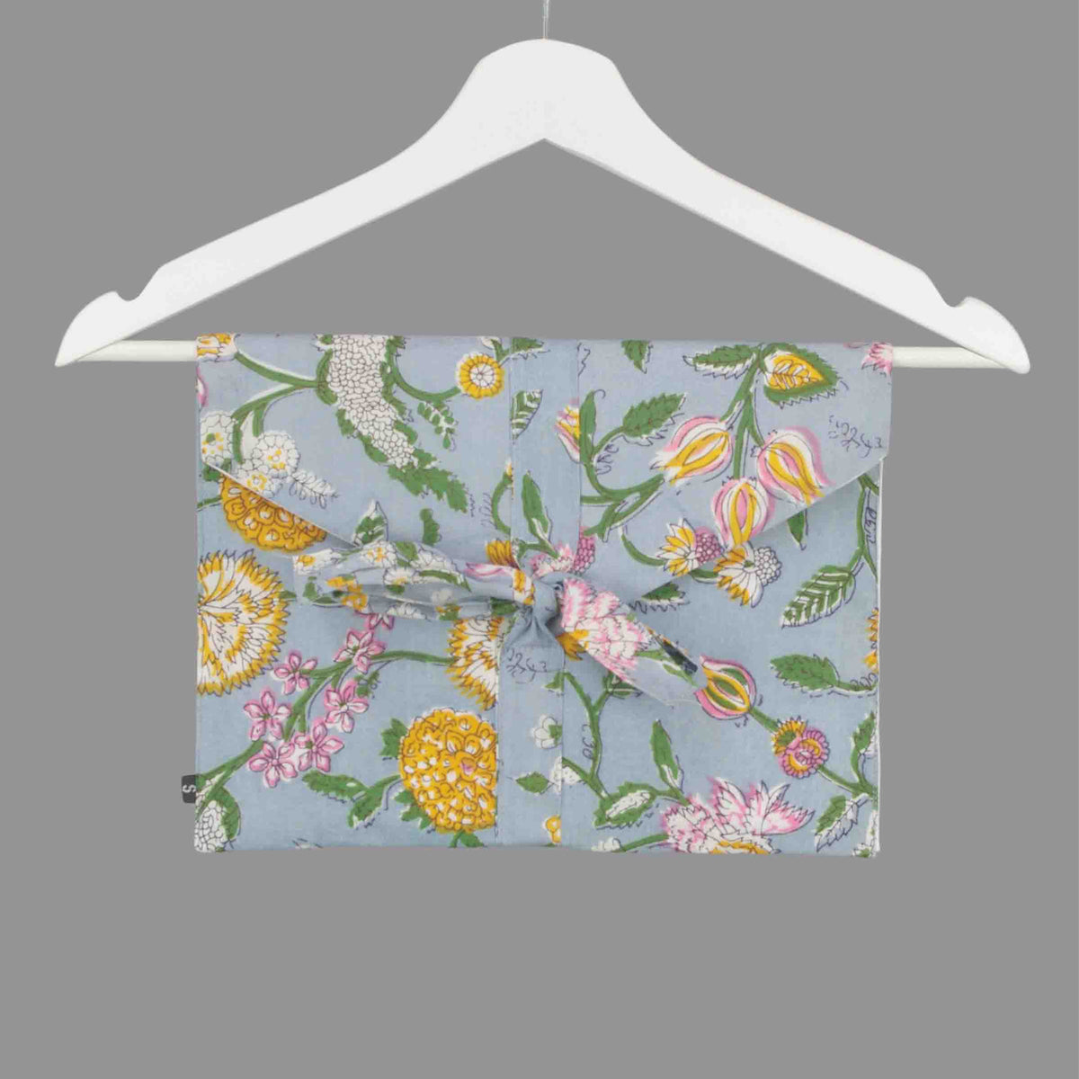 Langes bläulich-graues Pyjama-Set mit rosafarbenem Blumen-Blockdruck-Design