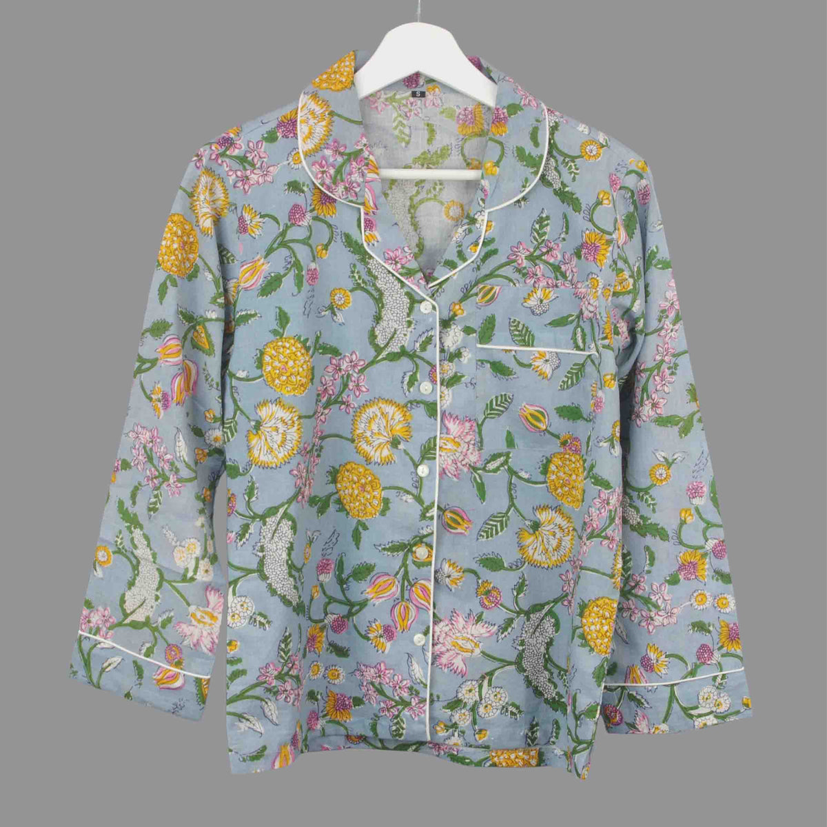 Langes bläulich-graues Pyjama-Set mit rosafarbenem Blumen-Blockdruck-Design
