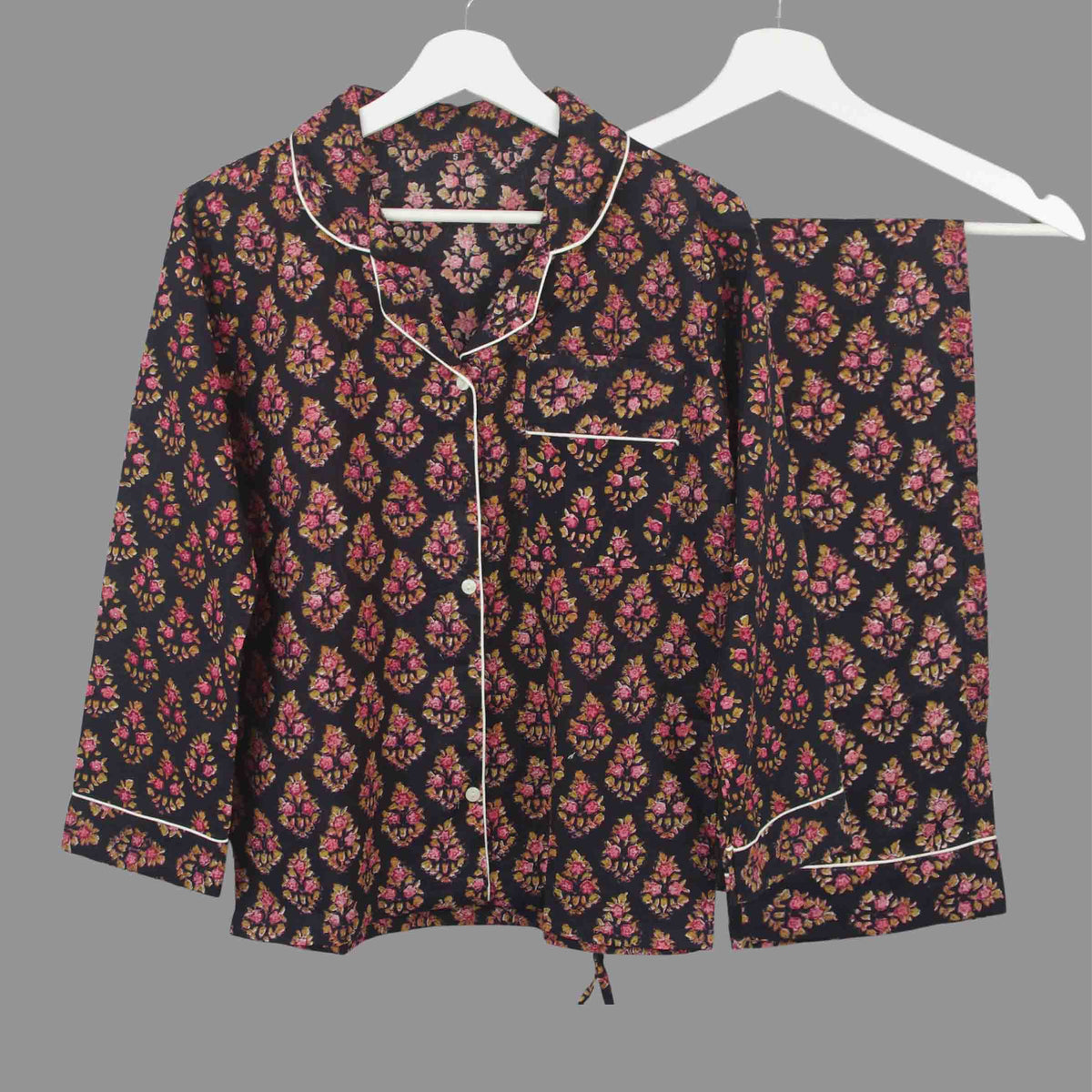 Langes bläulich-graues Pyjama-Set mit rosafarbenem Blumen-Blockdruck-Design