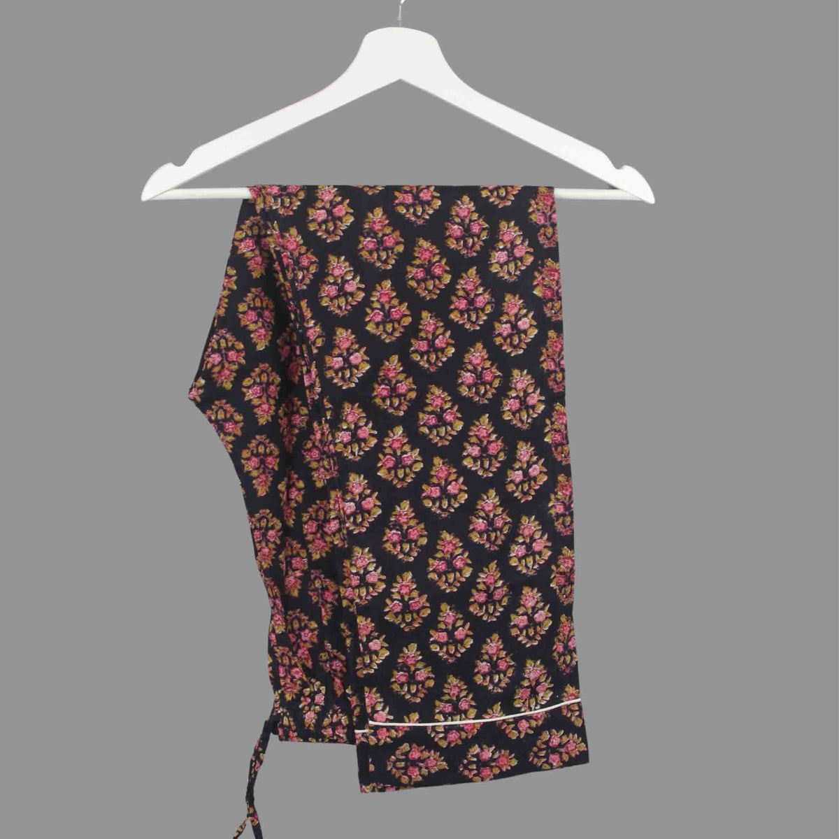 Langes bläulich-graues Pyjama-Set mit rosafarbenem Blumen-Blockdruck-Design