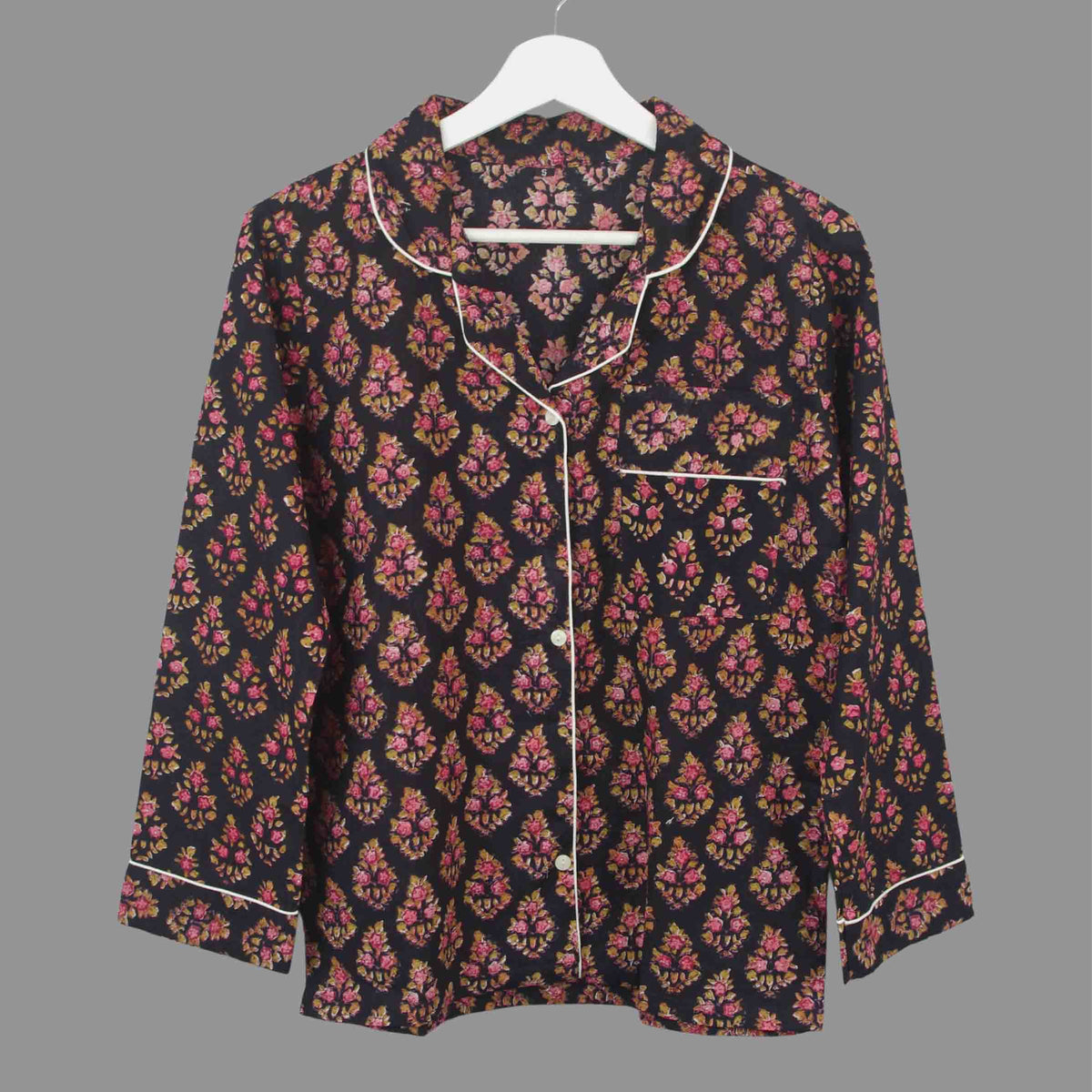 Langes bläulich-graues Pyjama-Set mit rosafarbenem Blumen-Blockdruck-Design